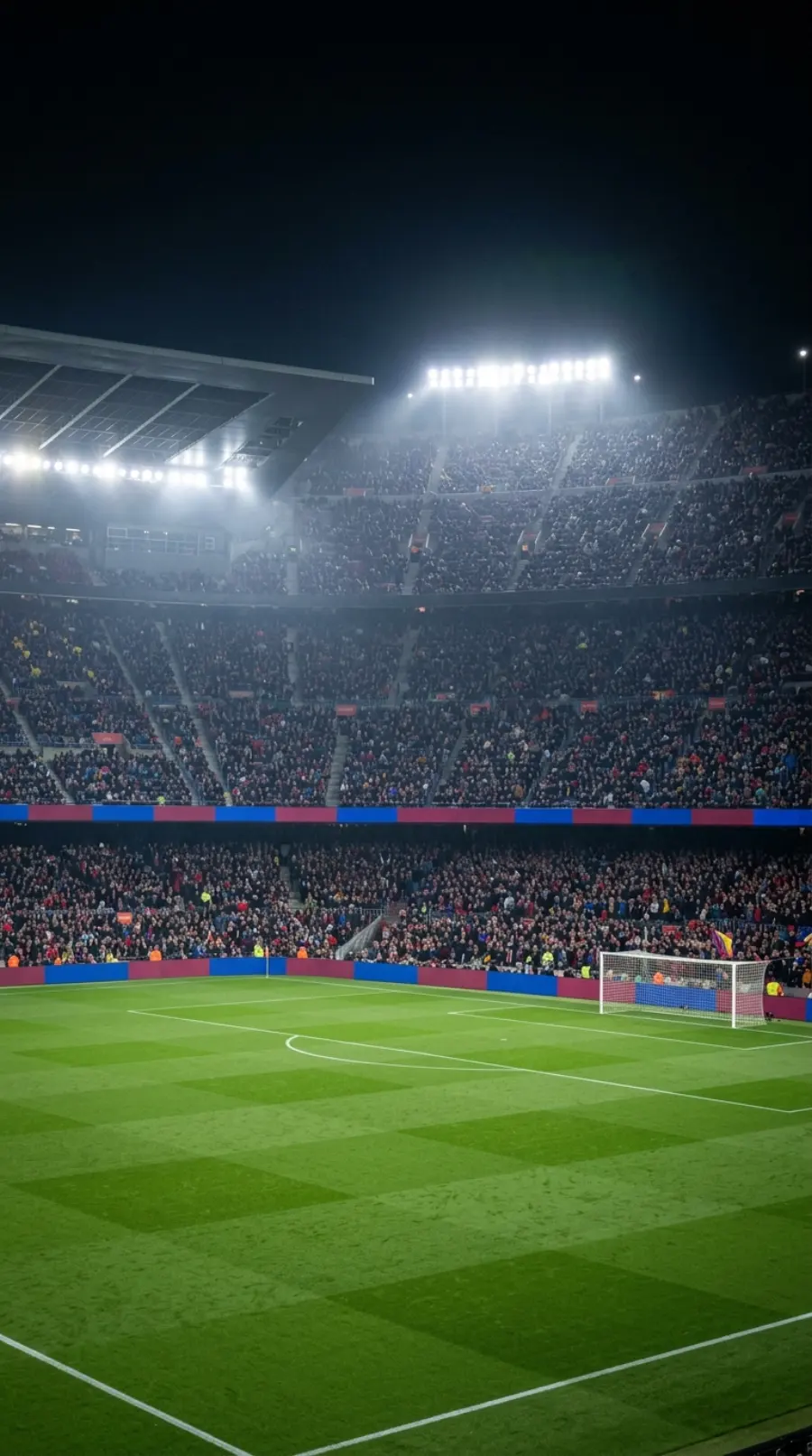 Foto maestra del estadio lleno de noche, sin jugadores