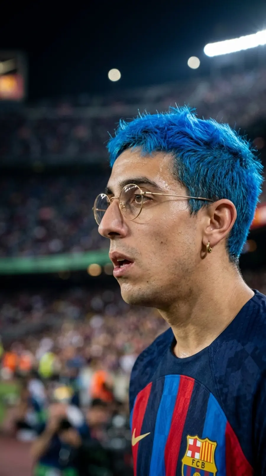 Perfil del avatar con las gafas doradas brillando
