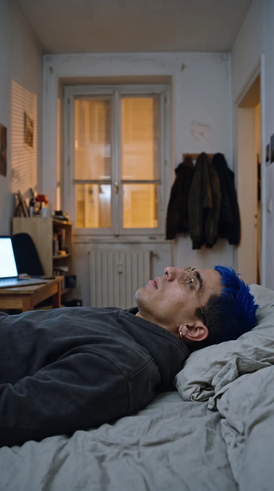 El avatar tumbado en la cama del piso